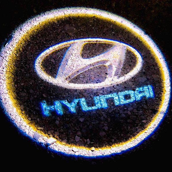 Штатная подсветка дверей с логотипом Hyundai